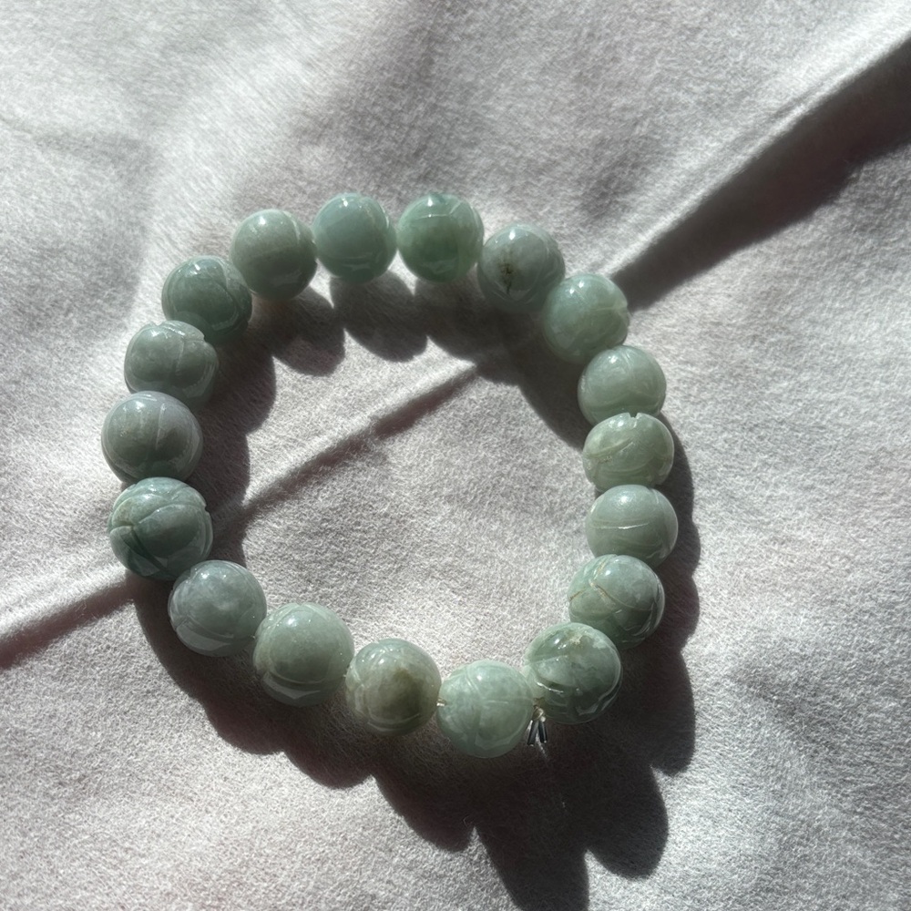 Elegant Green Jade Bracelet - Picture 3 of 5